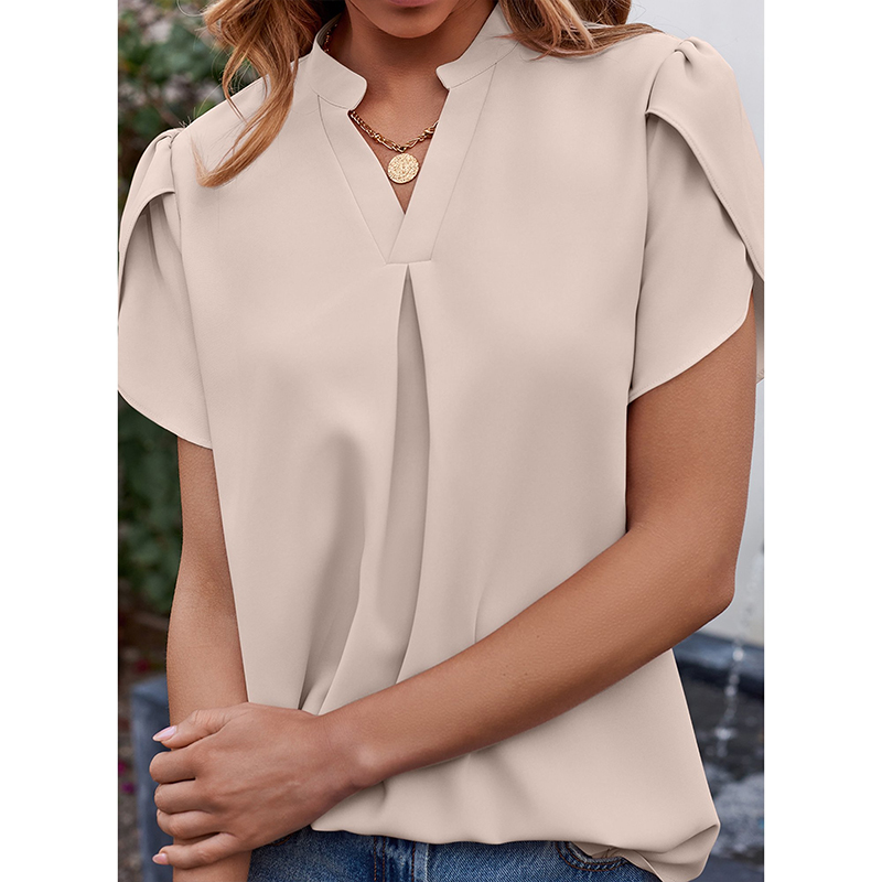 hongfeng’s chiffon blouse adds a chic touch to your wardrobe with delicate, lightweight fabric.